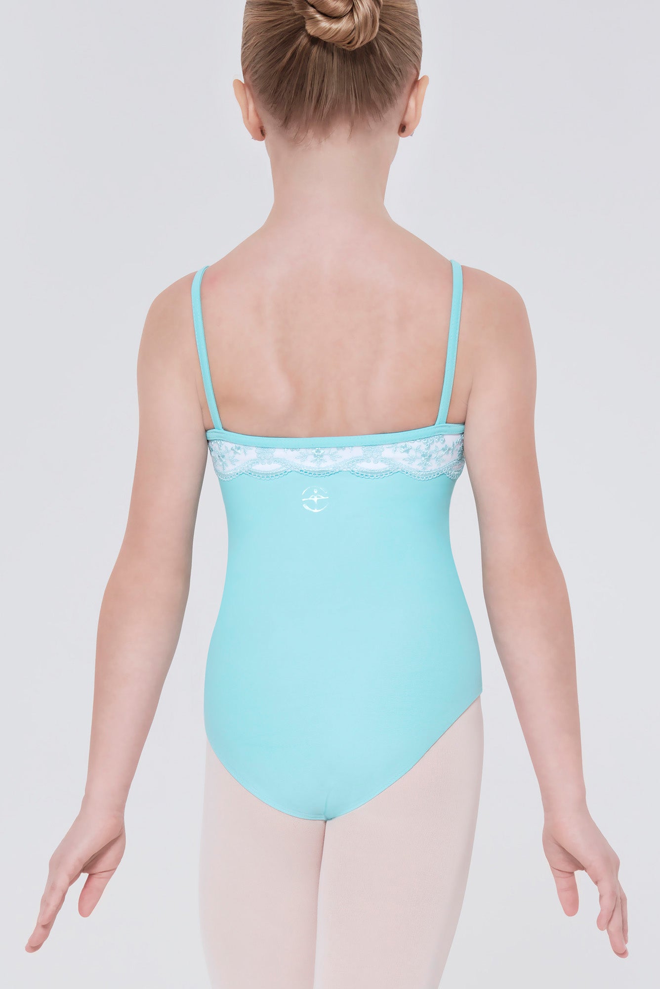 #couleur_pacific / white